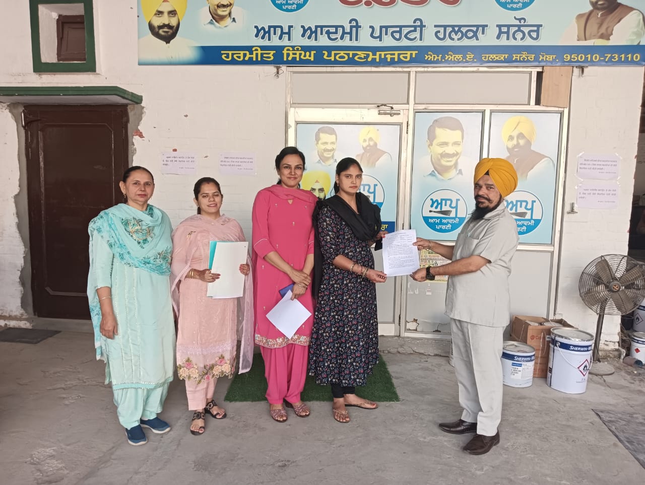 सनौर हलके की नवनियुक्त 3 आंगनवाड़ी वर्करों को विधायक हरमीत सिंह पठानमाजरा कार्यालय प्रभारी बलजीत सिंह झुंगी द्वारा नियुक्ति पत्र दिए गए।